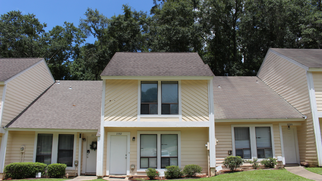 Image of townhomes available for undergrad or grad students at Jackson Properties in Tallahassee, Florida.
